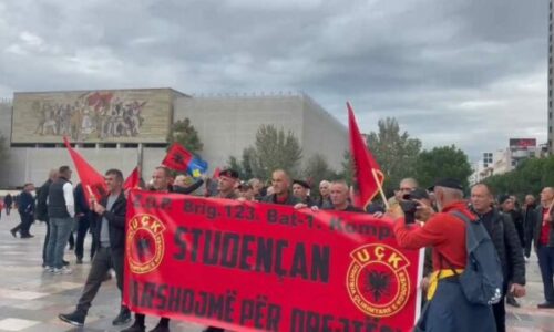 “Pa çlirimtarët s’ka shtet”, ‘‘Në përkrahje të çlirimtarëve’’- Mesazhet që përcjellin qytetarët nga Kosova në Tiranë