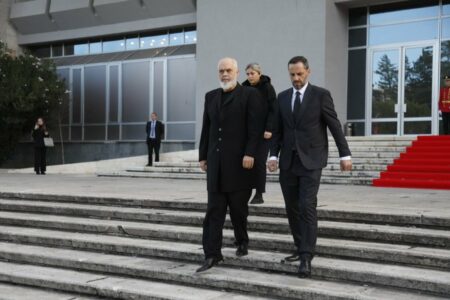 Familjarë, kolegë e politikanë bëjnë homazhe për gjykatësin e vrarë Astrit Kalaja