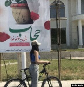 Gjithnjë e më shumë gra po e braktisin hixhabin e detyrueshëm në Iran