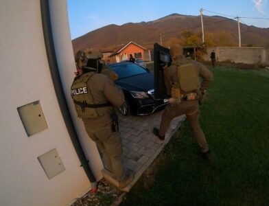 Aksion i antidrogës në Pejë/ Arrestohen tre persona për kultivim narkotikësh në Sverkë