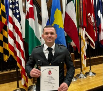 Oficeri i FSK`së diplomon në Amerikë, përgatitet në inxhinieri ushtarake