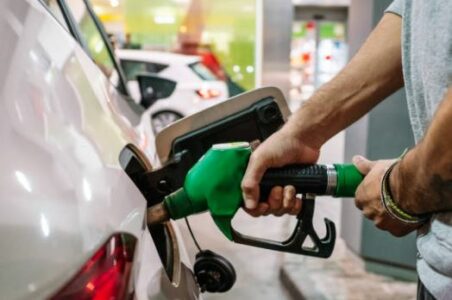 Vidhet një veturë në një pompë derivatesh, pronari harroi çelësat brenda