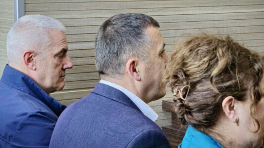 Sveçla, pavarësisht urdhrit për sjelle me detyrim, mungon në seancën për gazin lotsjellës