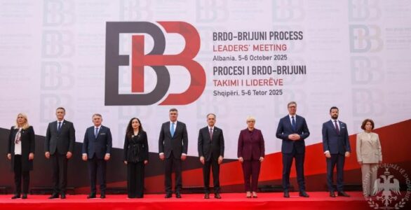 Begaj ndan foton familjare nga Samiti i Brdo-Brijunit