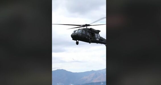 Ushtarët e KFOR-it patrullojnë me helikopterët “Black Hawk” në jug të Kosovës