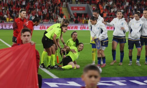 Ndodh para ndeshjes së femrave mes Turqisë dhe Kosovës, gjyqtarja bie pa ndjenja në fushë