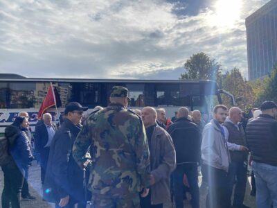 Qytetarët nisen të mblidhen në Prishtinë për t’u bashkuar në protestën në Tiranë