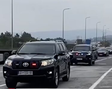 Eskorta e Osmanit shihet në kufi – A do të marrë pjesë në protestën “Liri për çlirimtarët” në Tiranë?