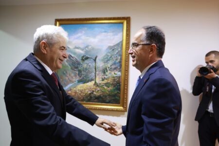 Protesta “Drejtësi për Çlirimtarët”: Ali Ahmeti arrin në Shqipëri, pritet nga presidenti Begaj