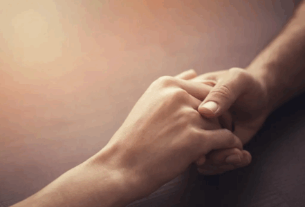 Studimi tregon se prekja e partnerit lehtëson dhimbjen