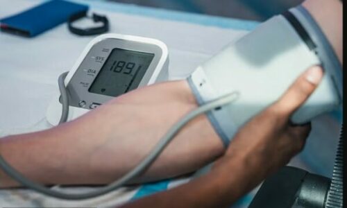 Shkencëtarët zbulojnë sasinë e saktë të alkoolit që rrit tensionin e gjakut