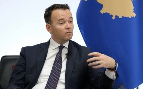 Paratë publike në xhepat e familjes: Kushërinjtë e Faton Pecit i marrin qindra mijëra euro nga vetë ministri