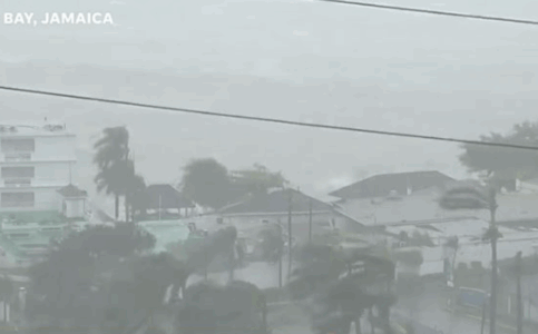 Pamje LIVE nga uragani më i fuqishëm që ka goditur ndonjëherë Xhamajkën