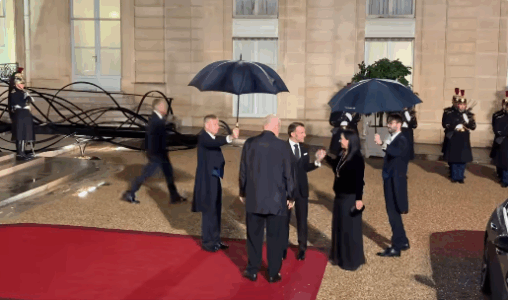 Pritje e ngrohtë në Paris, Macron del në oborr nëpër shi për t’i pritur Edi Ramën dhe zonjën e tij