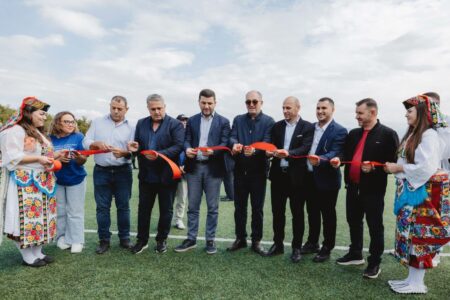 Memli Krasniqi dhe Shaqir Totaj përurojnë stadiumin në Gjonaj: Ky model i qeverisjes duhet të vazhdojë