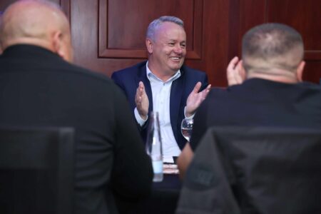 Agron Kuçi zhvillon takim me afaristët dhe ndërmarrësit e Junik