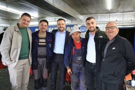 Tahiri viziton gomisterinë e njohur në Mitrovicë: Me punën e tyre e mbajnë qytetin në lëvizje