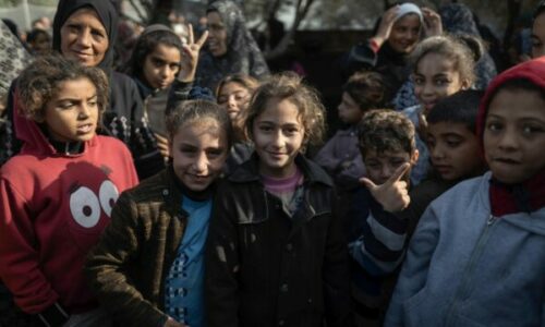 “Po kthehemi në shtëpitë tona”: Disa fëmijë në Gaza festojnë marrëveshjen e armëpushimit