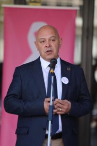 Ardian Gjini përcjell mesazhin e shpresës në nisje të Tetorit Rozë në Gjakovë