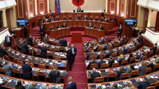 Rrëzohet kërkesa e opozitës për shkarkimin e kryeparlamentarit Peleshi