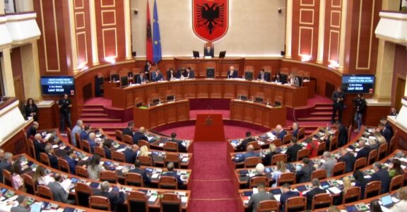 Kuvendi i Shqipërisë rrëzon kërkesën e PD-së për rezolutë për gjenocidin në Kosovë