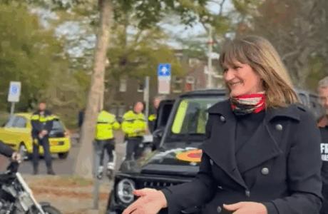 Ish-hulumtuesja e Tribunalit të Hagës, Nevenka Tromp i bashkohet motoristëve në Hagë