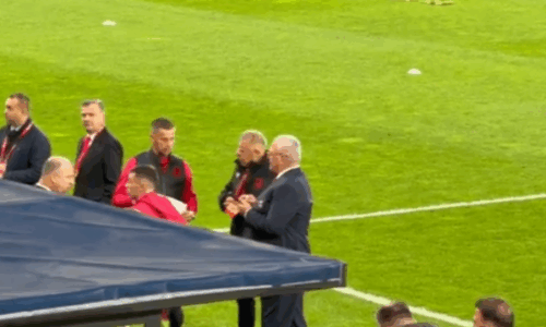 Duka i jep përkrahje kombëtares pak minuta para startit të ndeshjes, zbret te pankina kuqezi