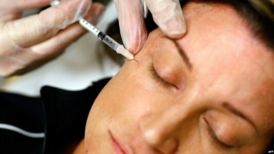 Pse u ndryshua vendimi që kufizon kryerjen e procedurave të botoksit dhe fillerave nga persona joprofesionistë? Shoqatat profesionale i reagojnë Ministrisë së Shëndetësisë