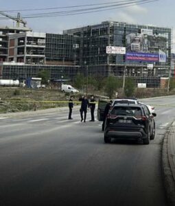 Policia bllokon rrugën te Ambasada Amerikane