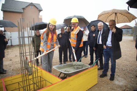 Agim Aliu njofton për nisjen e ndërtimit të kopshtit për fëmijë në fshatin Dardani