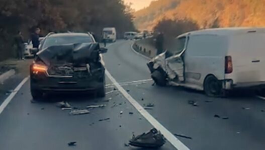 Katër automjete përfshihen në një aksident zinxhiror në rrugën Gjilan-Prishtinë (FOTO)