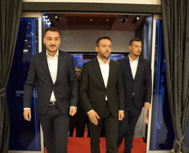 VIDEO: Djali i Hashim Thaçit dhe djali i Kadri Veselit i dalin në përkrahje Arian Tahirit për Kryetar të Mitrovicës