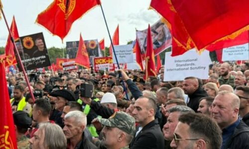 Sot protestohet në Tiranë në përkrahje të ish-krerëve të UÇK-së që po gjykohen në Hagë