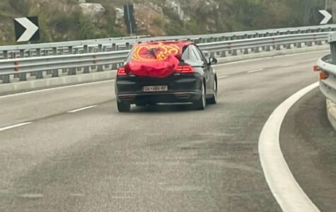 Me flamujt kuq e zi dhe simbolet e UÇK-së, veturat nga Kosova nisen për në Shqipëri