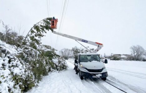 Qytetarët ankohen se kanë mbetur pa rrymë për ditë të tëra, KEDS-i thotë se ekipet po punojnë në terren