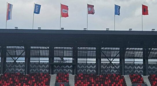 Përballja Shqipëri-Serbi, rivendoset flamuri shqiptar në stadium
