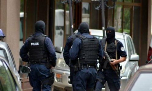 Policia gjen drogë, armë e municion në Prizren, prangos pesë persona