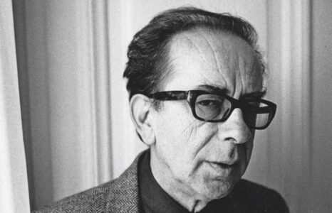 Parisi nderon Ismail Kadarenë, vendos pllakë përkujtimore në adresën ku banoi shkrimtari
