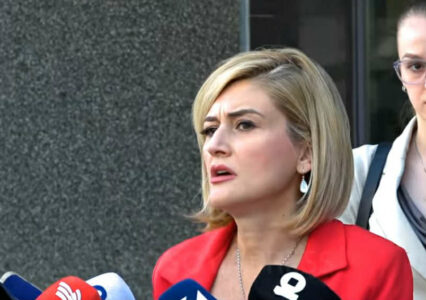 Kusari-Lila e pranon që Kurti s’i ka votat për qeveri: Jemi 4-5 deputetë mangu