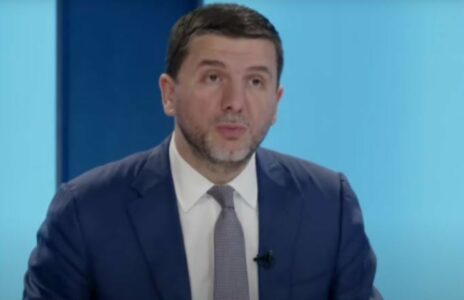 Krasniqi: Patriotizmin munden me na e dhanë shqiptarët jo grekët, shqetësuese pse Albin Kurti i beson Dejona Mihalit