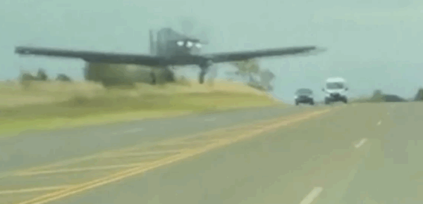 Avioni ushtarak në SHBA për pak sa nuk përplaset me makinat në autostradë (VIDEO)