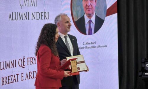 Osmani pranon çmimin Alumni i Nderit nga rektori i UP’së