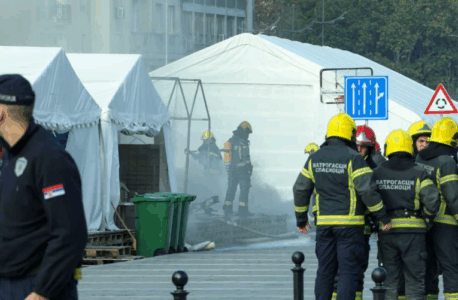 Të shtëna me armë pranë Parlamentit të Serbisë, plagoset një person dhe digjet një tendë