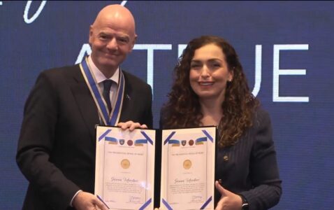 Presidenti i FIFA-s, dekorohet nga Osmani