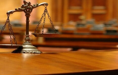 Kërcënoi prokurorin dhe oficerët e policisë gjyqësore në sallë, arrestohet avokati në Elbasan