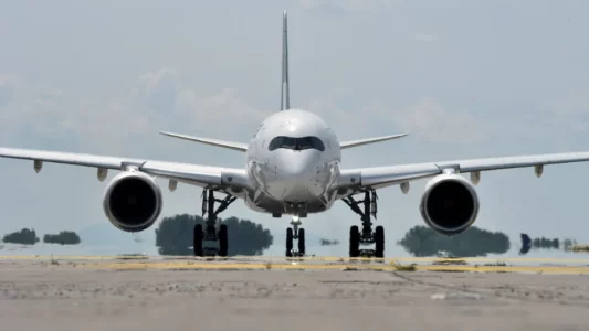 Aeroplani që po shkonte në Gjermani detyrohet të ndërpresë fluturimin, shkak rebelimi i një pasagjeri