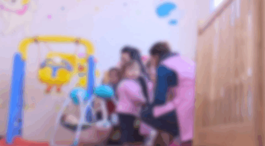 Keqtrajtoi një fëmijë, ndalohet për 48-orë një edukatore në Pejë