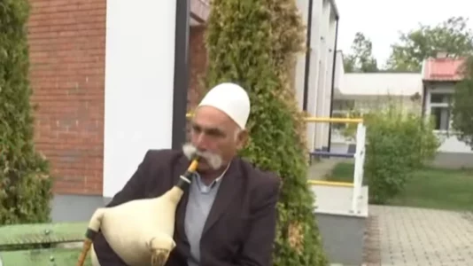 Njëri me plis, tjetri me gajde dalin për të votuar