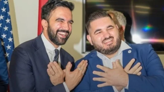 Kandidati për kryebashkiak të New Yorkut bën me duar shenjën e shqiponjës