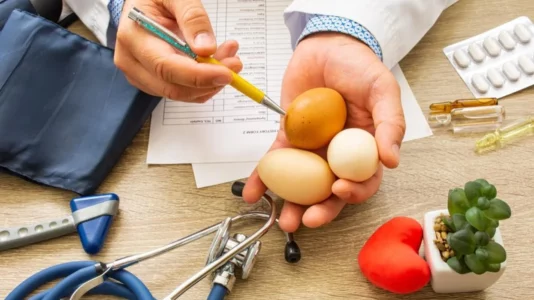 A mund të hanë vezë personat me sëmundje të zemrës – dhe në çfarë sasie? Ja çfarë thonë studimet